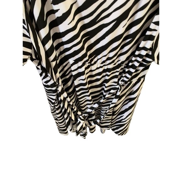 Torrid Womens Size 4 Black White Plunging Neck Line Tunic Top Shirt Zebra Print - Picture 4 of 4